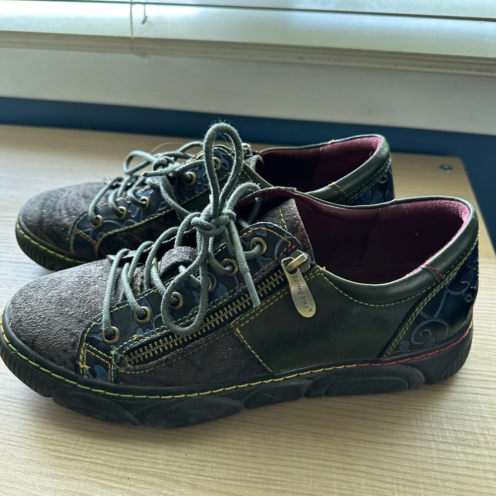 Excellent condition. Only worn a handful of times